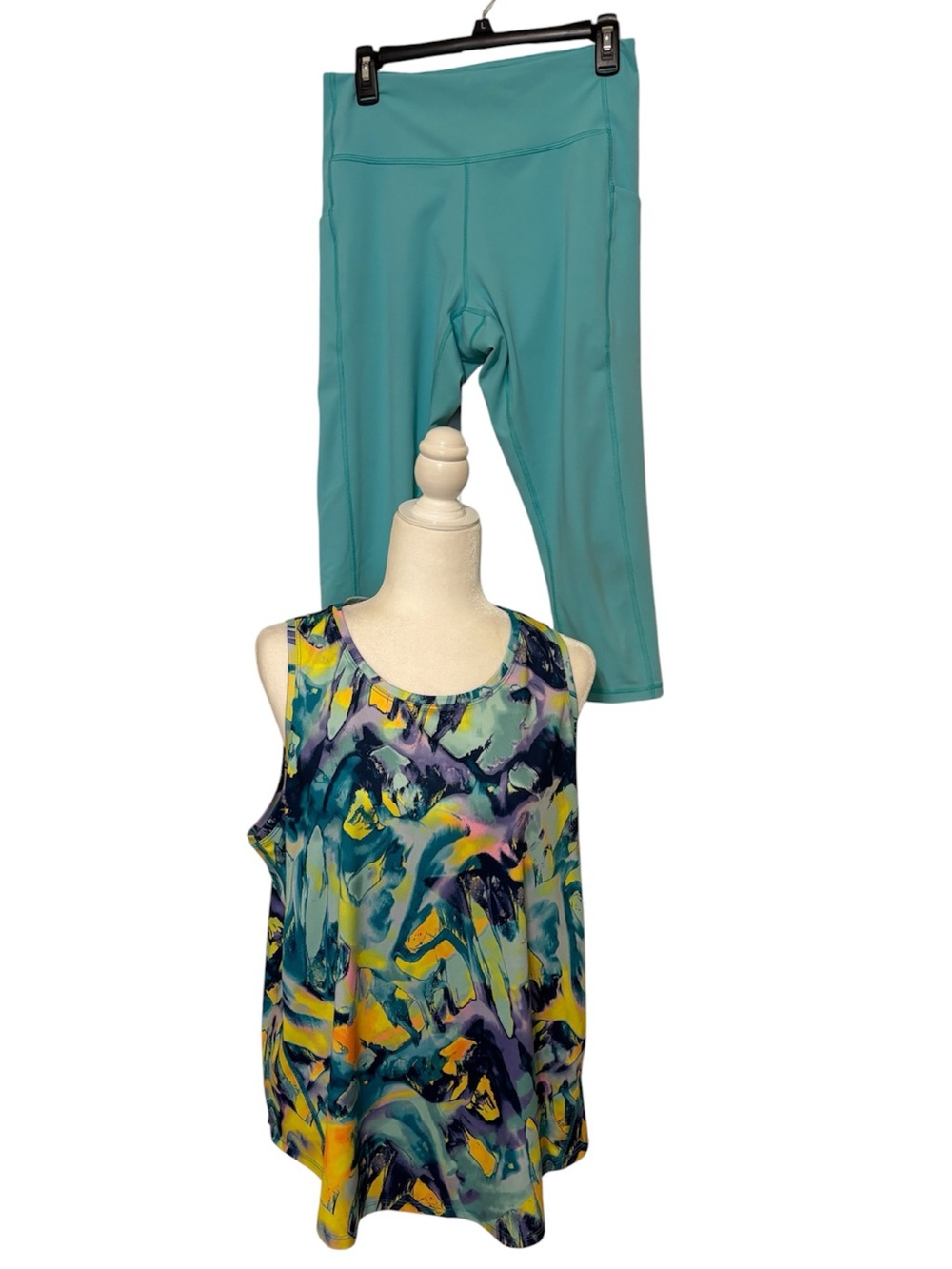 TEK GEAR Two piece Workout Wear Floral Top Sea Green Capris Size Large/XLarge
